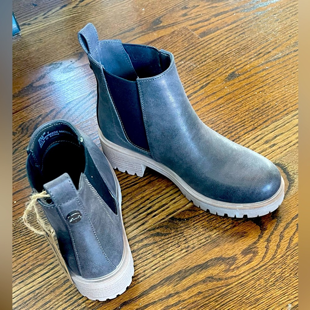 New Seven 7 boots size 7